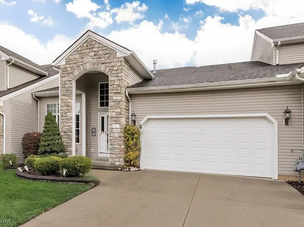 321 Cobblestone Dr, Mayfield Hts, OH 44143