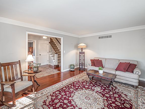 5th image of 408 E Meade Dr