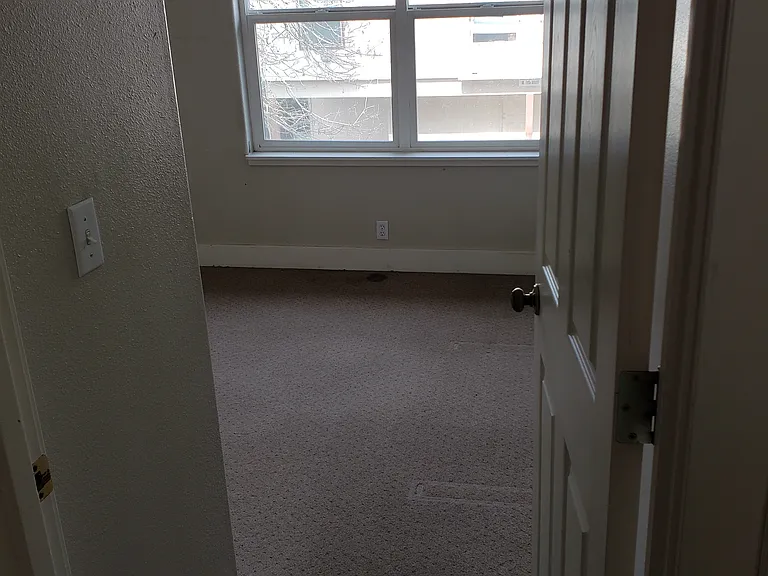 654 W 11th Aly — Photo 12