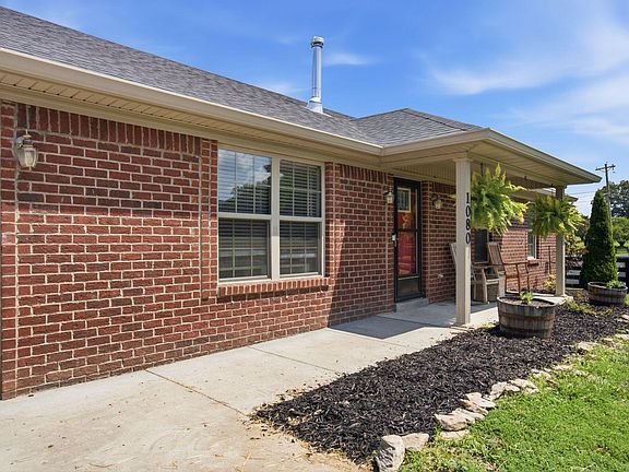 4th image of 1080 Barker Ln W