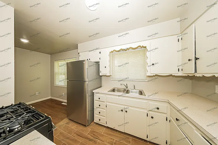 705 Stahl Dr — Photo 6
