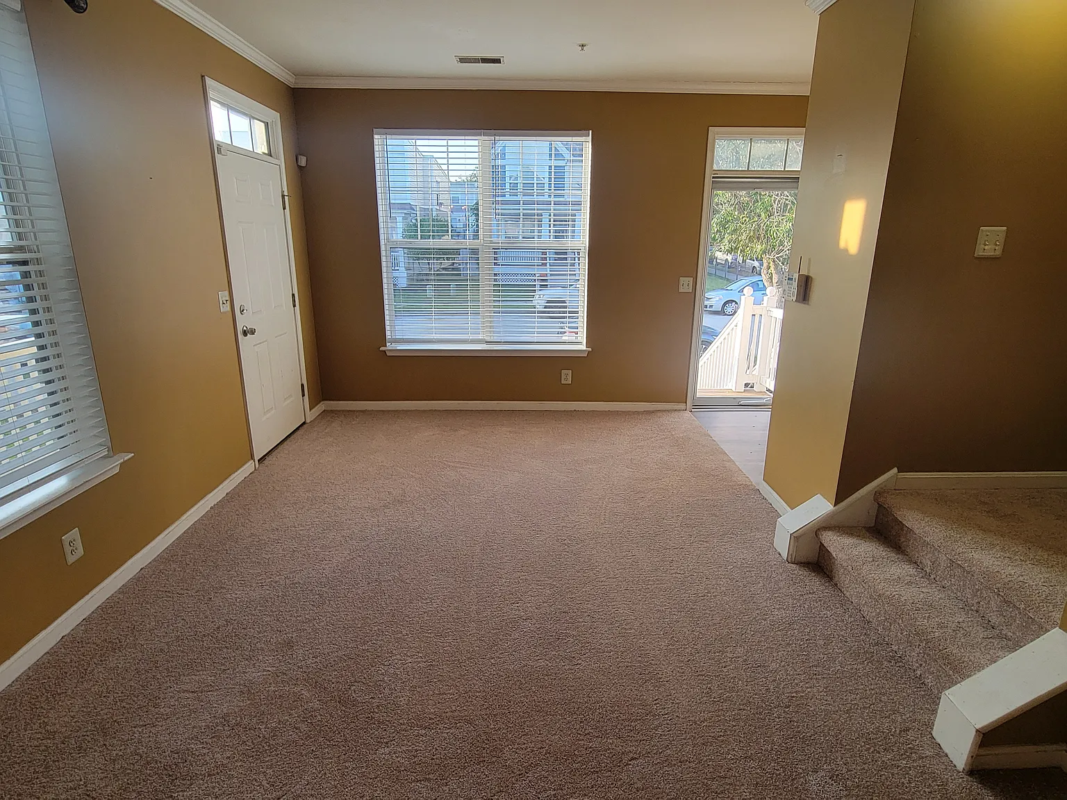 3 bed, 2.5 bath, 2240 sqft, $2,400 — Photo 3