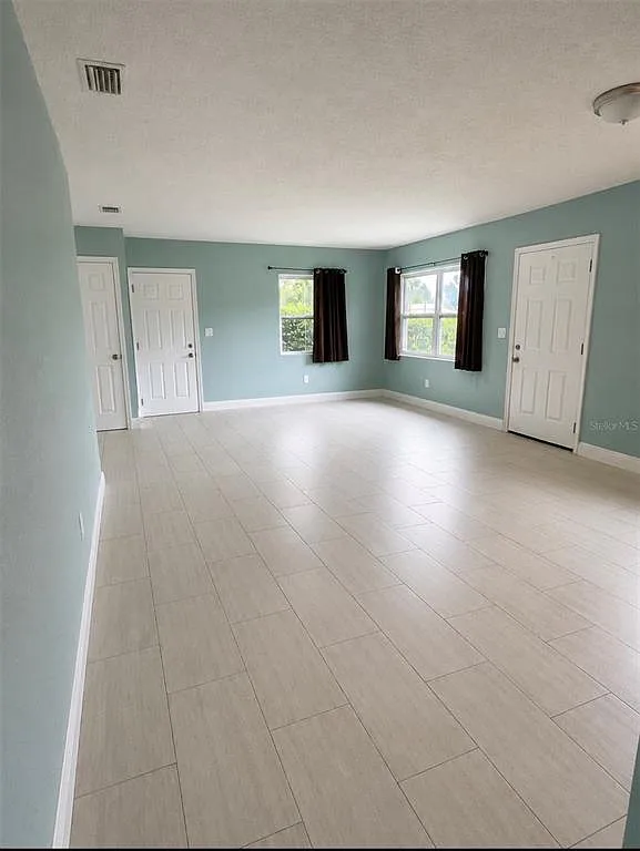 3 bed, 2.0 bath, 1354 sqft, $2,100 — Photo 3