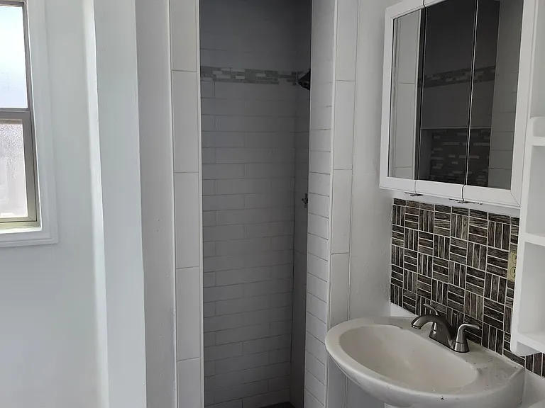1607 Adrian St #C — Photo 6