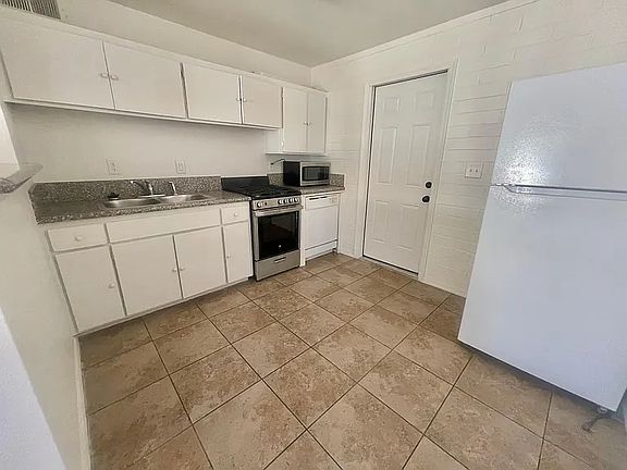 3rd image of 806 W Maryland Ave APT C