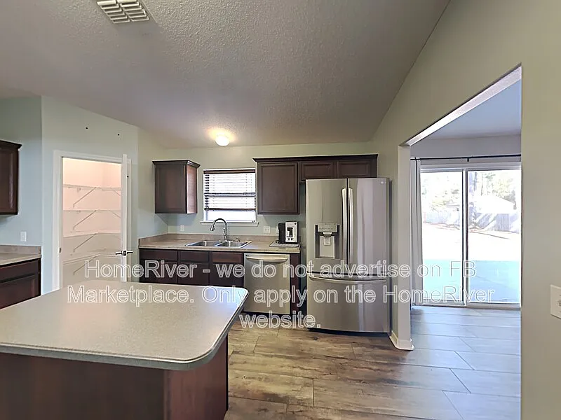 4 bed, 2.0 bath, 2096 sqft, $2,495 — Photo 4