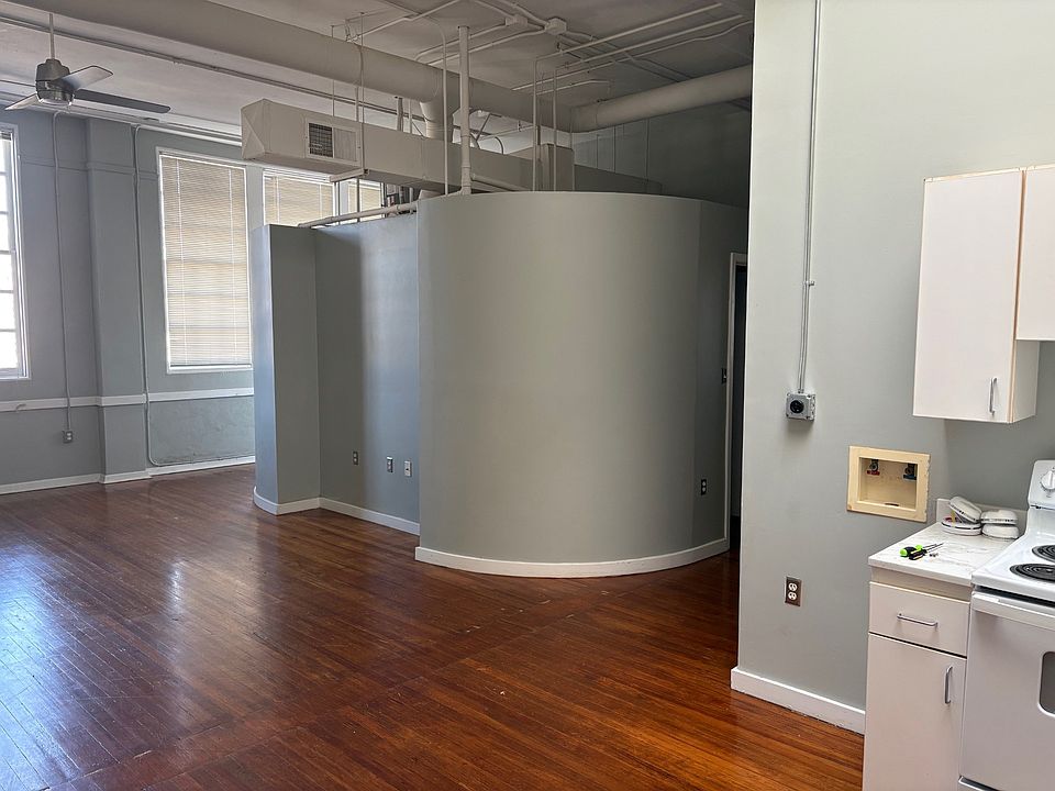 1st image of 125 Oak St APT 402