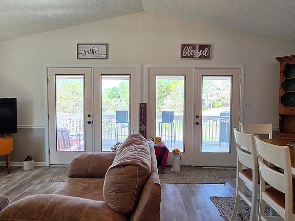 2nd image of 20 Lakeview Cir
