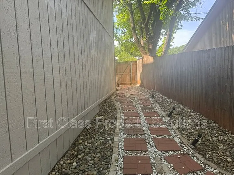 1404 Mary Lee Ln — Photo 10