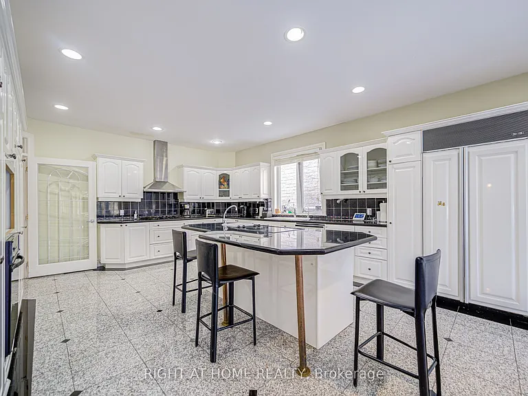 49 Arjay Cres — Photo 25