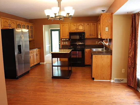 4th image of 3020 Lakewood Ct