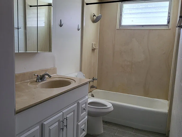 1043 Kinau St #302 — Photo 2