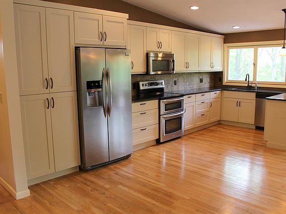 5th image of 7 Deerfield Dr