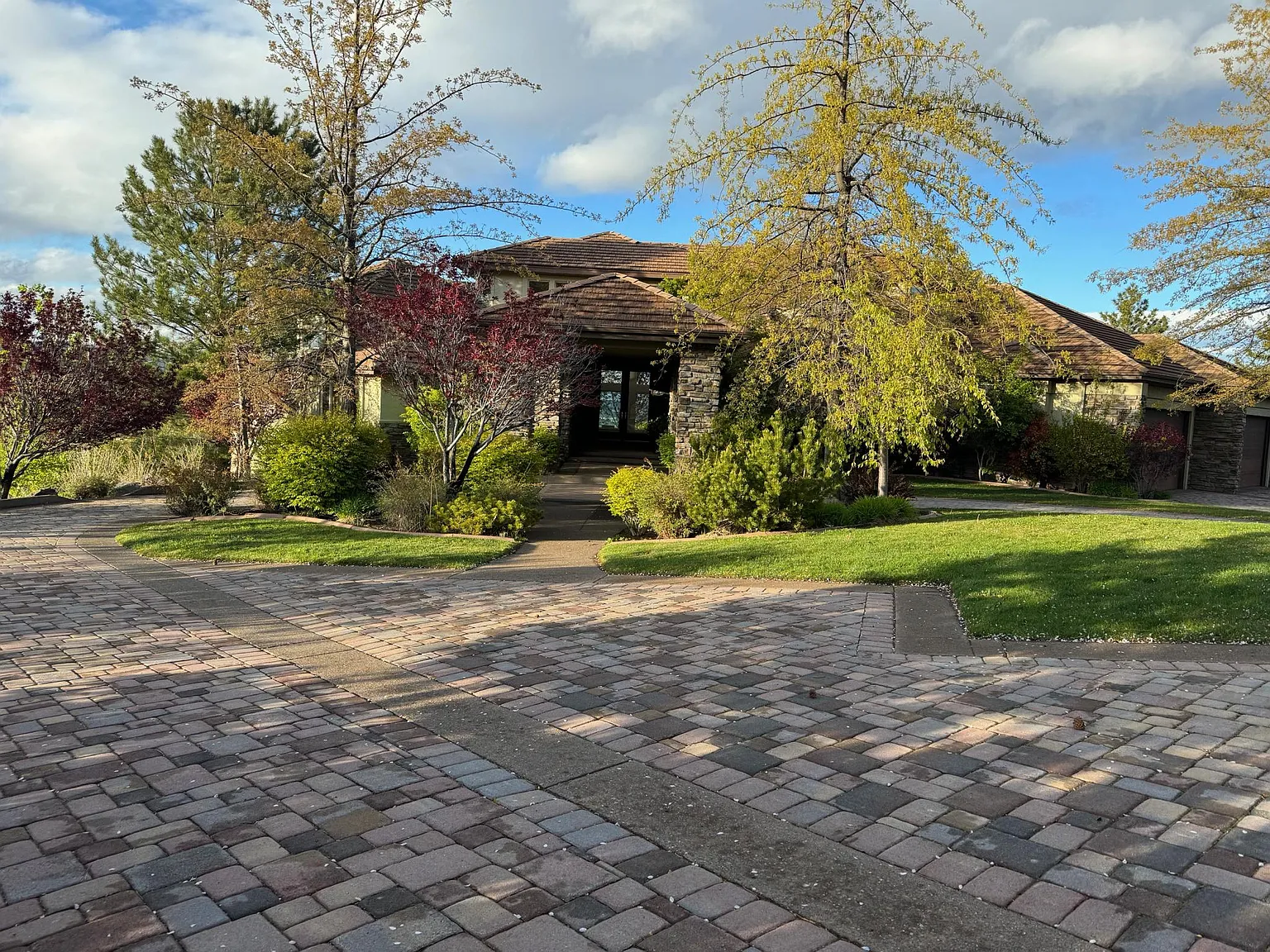 135 Hawken Rd — Photo 3