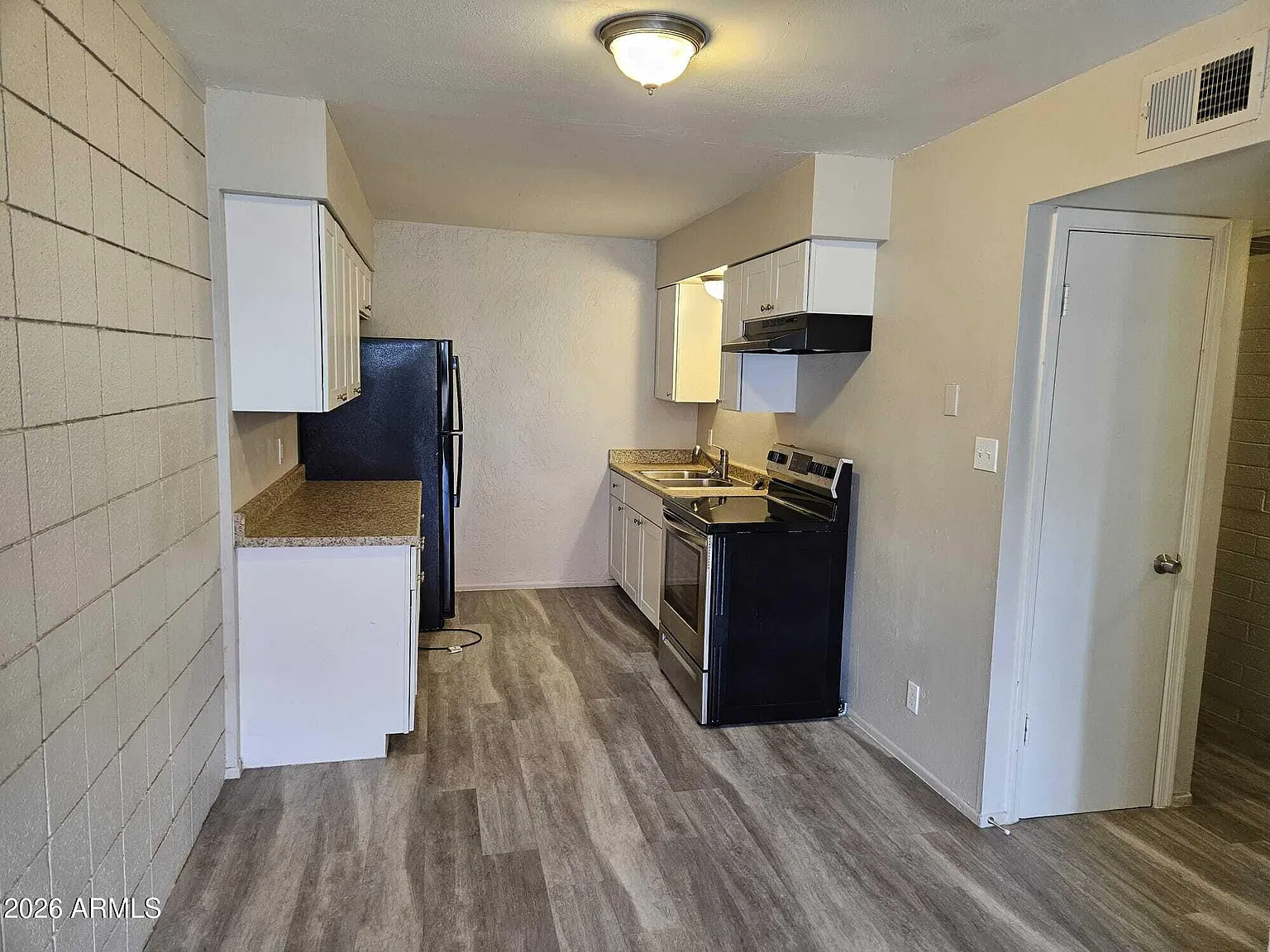 2016 W Cactus Rd — Photo 2