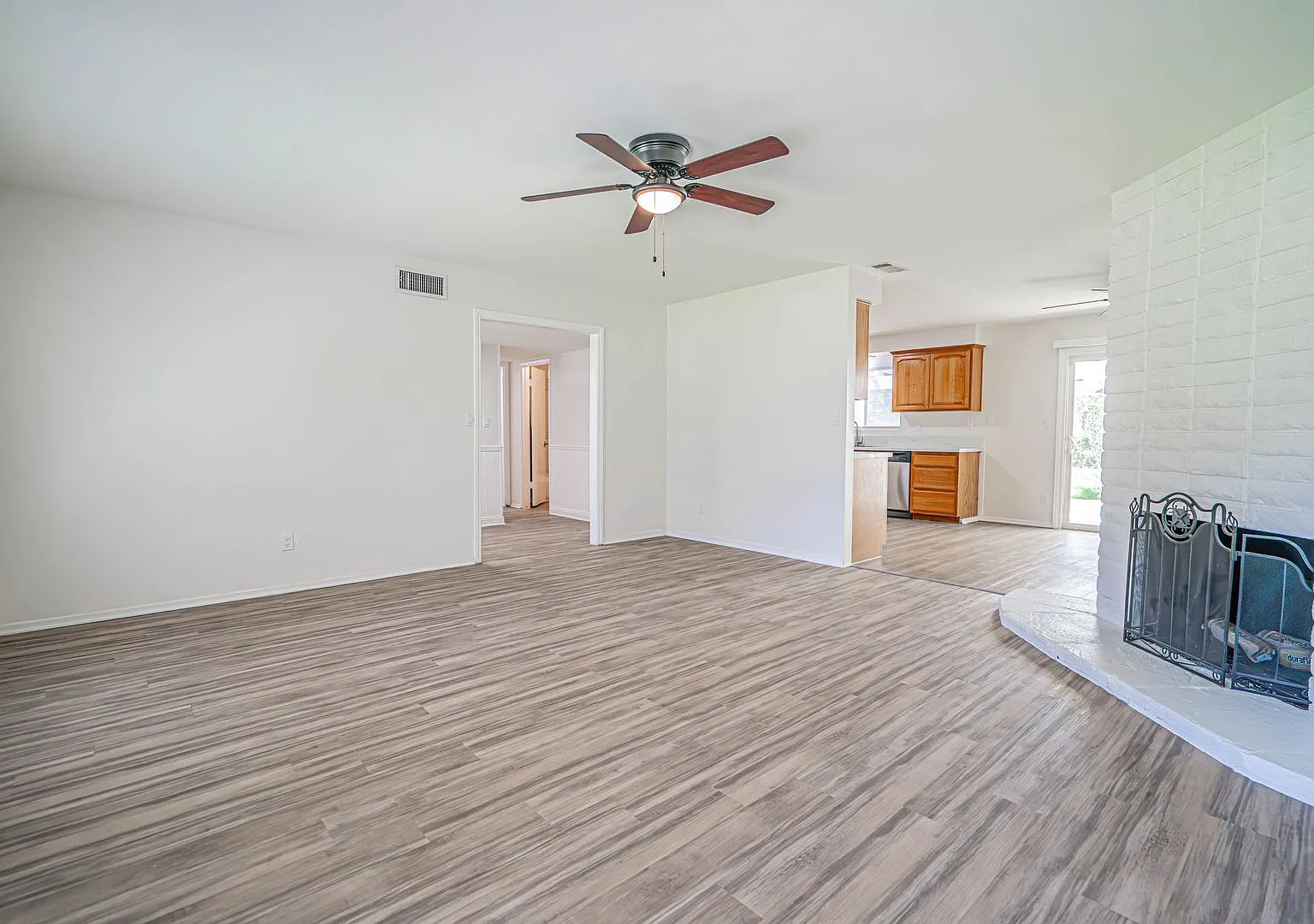 Newhall Single Story Home For Rent in Oakridge Tract. — Photo 4