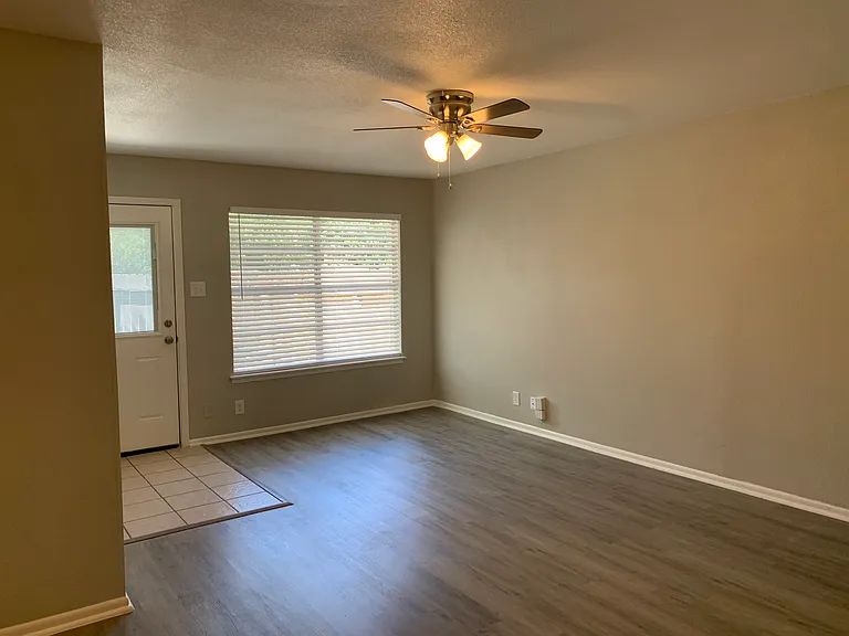105 Travertine Ln #B — Photo 4