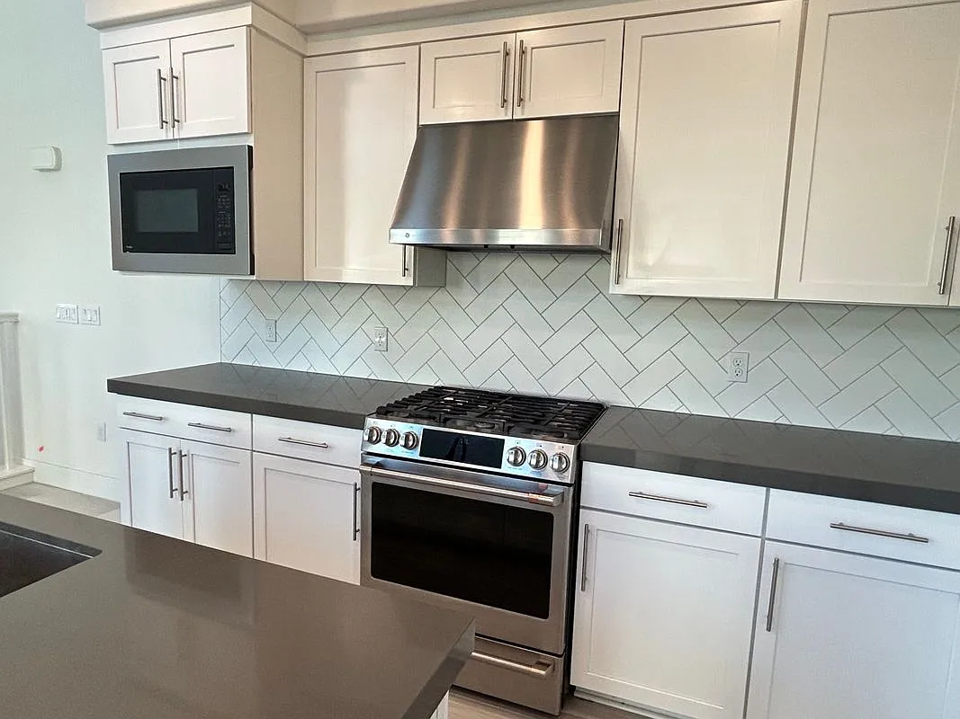 3 bed, 3.0 bath, 2169 sqft, $5,000 — Photo 3