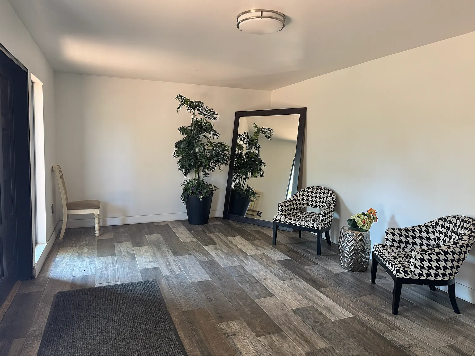 2 bed, 1112 sqft, $3,900 — Photo 2