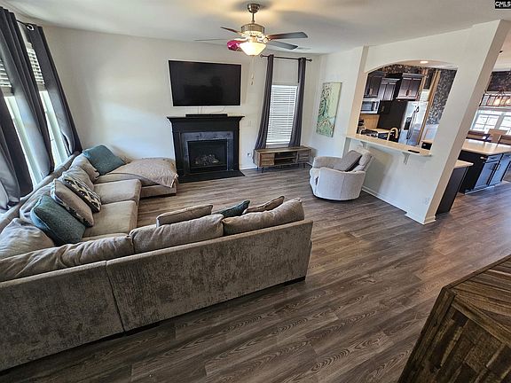 3rd image of 819 Queenshire Ln
