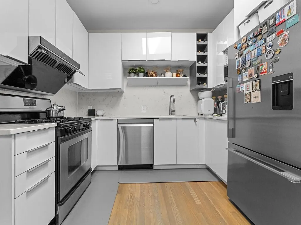 2 bed, 2.0 bath, 968 sqft, $5,800 — Photo 2