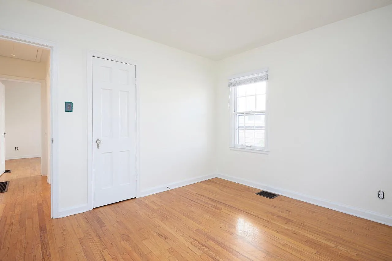 208 S Clark St — Photo 3