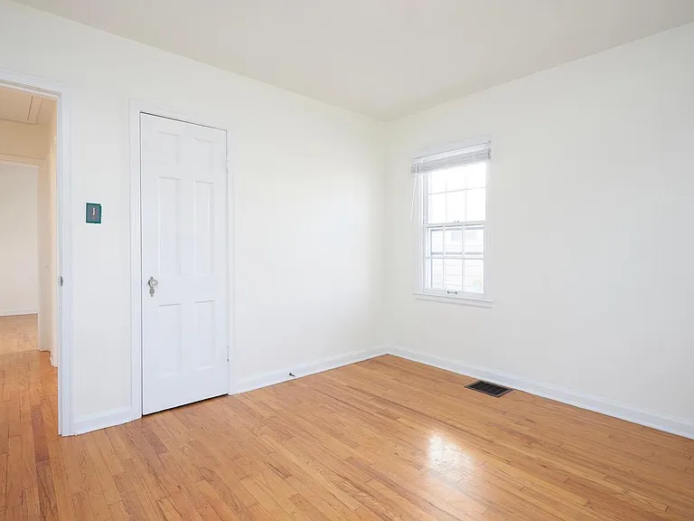 208 S Clark St — Photo 3