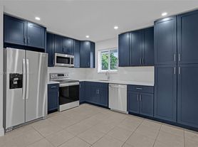 136 NW 6th Ave, Hallandale, FL