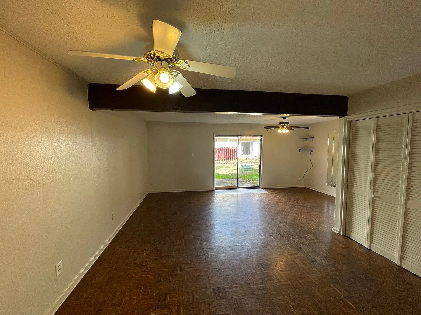 2 bedroom 1 1/2 bath condominium — Photo 4