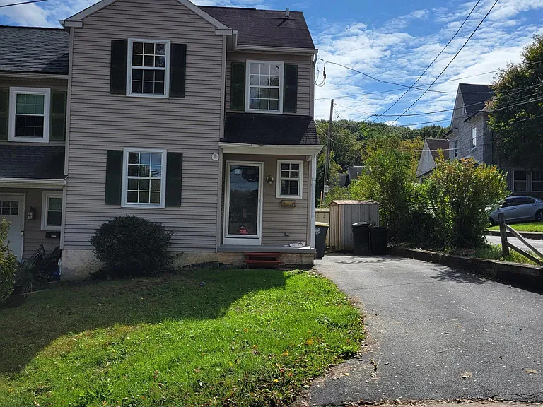 208 Prospect Ave — Photo 2