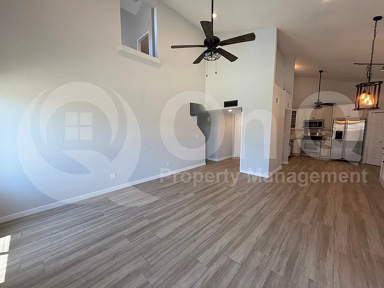 3037 W Monmouth St — Photo 8