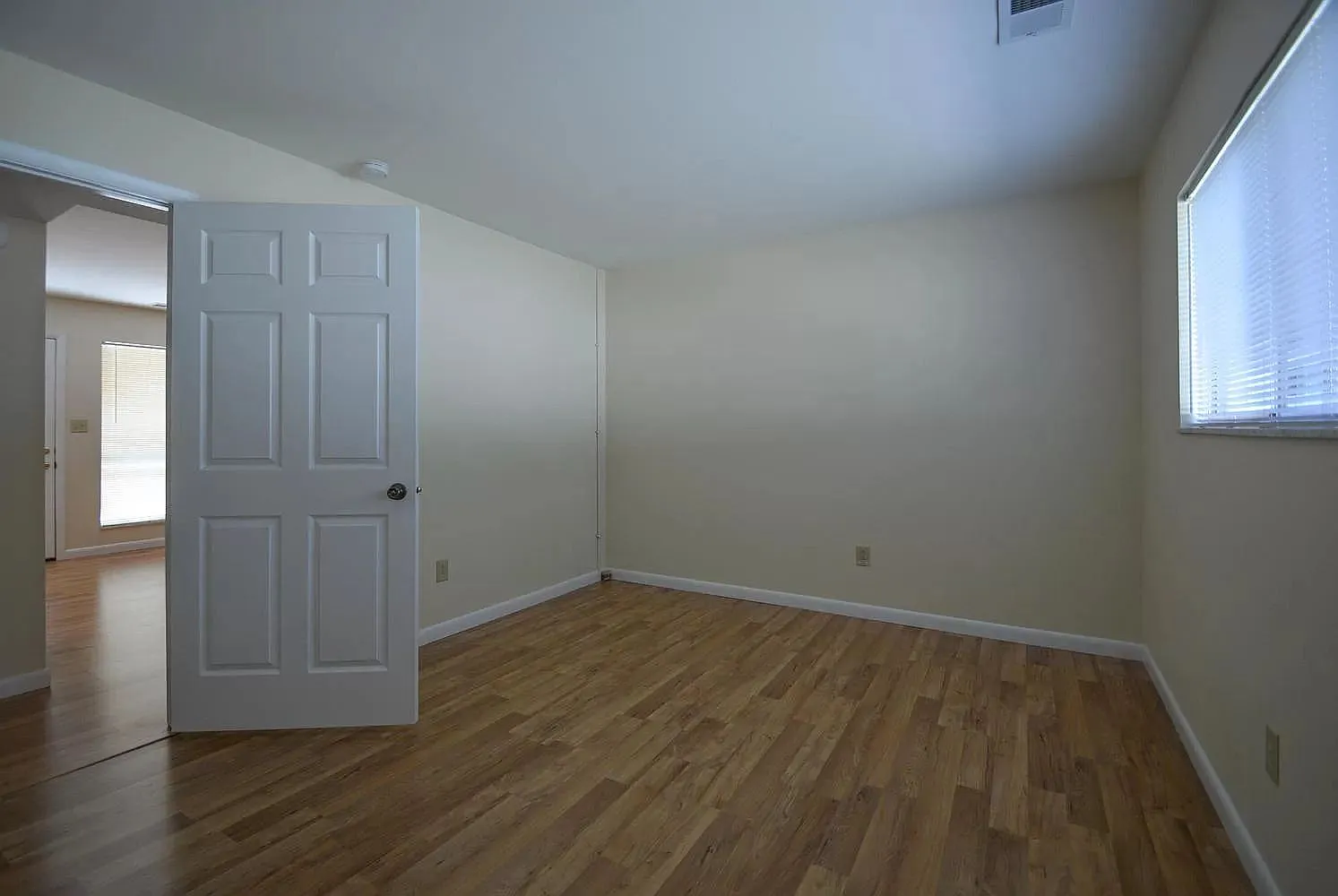 1 bed, 1.0 bath, 650 sqft, $899 — Photo 2