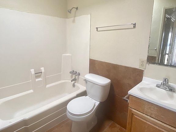 5th image of 304 W Lee St