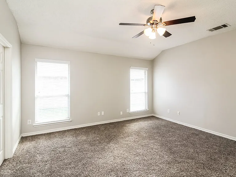 1528 Warwick Dr — Photo 6