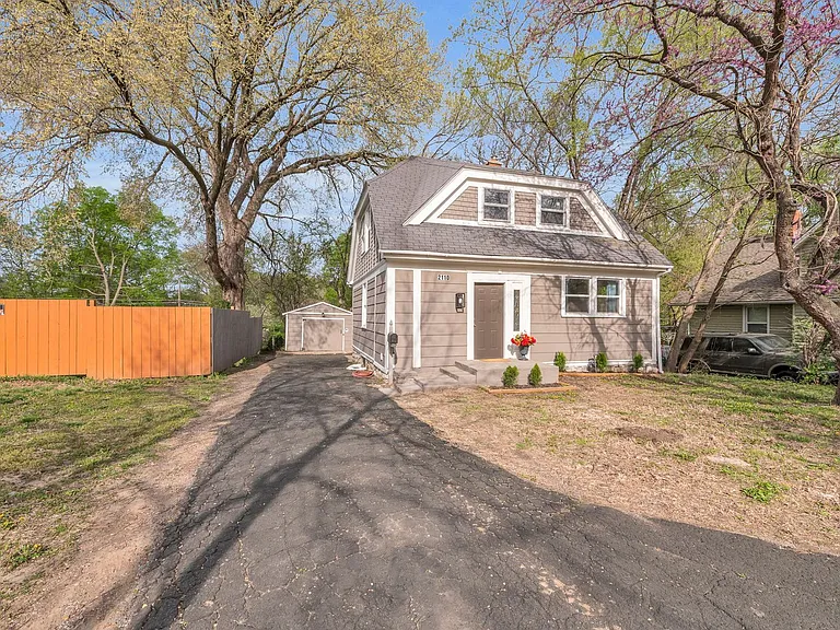 2110 S Sterling Ave — Photo 2