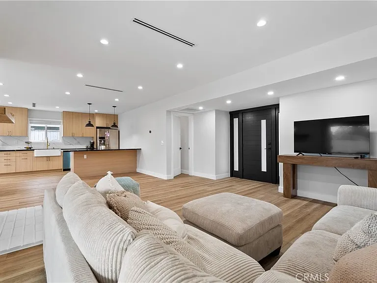 10345 Blucher Ave — Photo 11