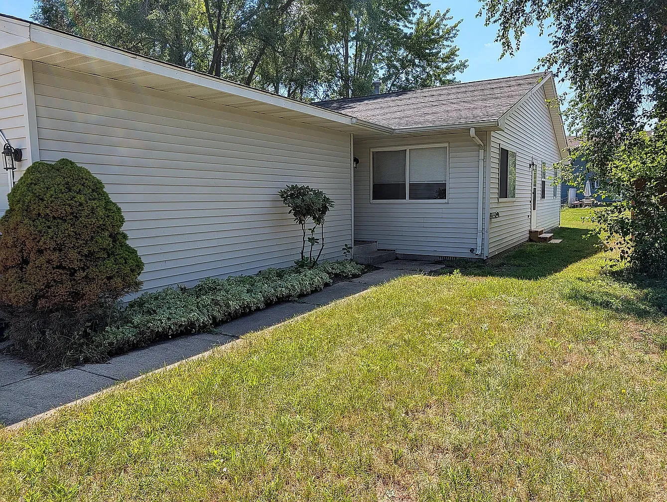 2 bed, $1,100 — Photo 2