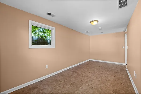 23233 Wellington Ave — Photo 12