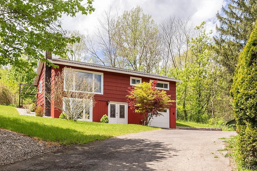 2 bed, 1.0 bath, 1560 sqft, $2,250 — Photo 1