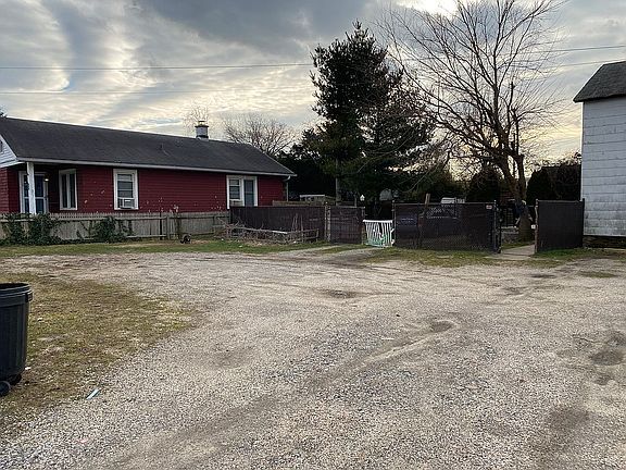 4th image of 249 W Hoffman Ave