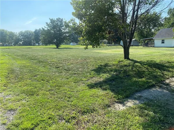 700 Elm St, Henrietta, MO 64036