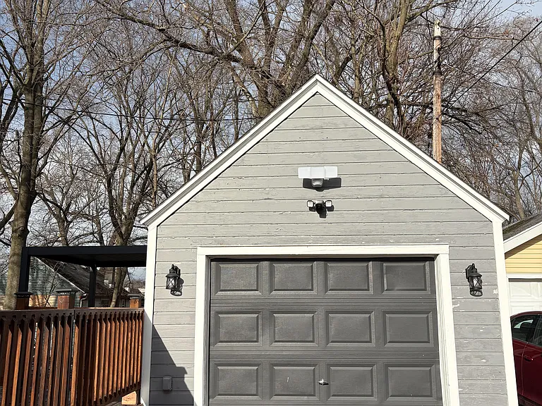 Detached garage