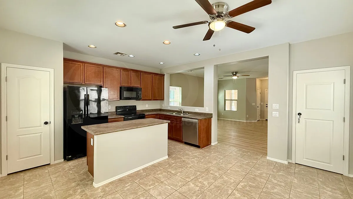 3 bed, 3.0 bath, 1692 sqft, $1,749 — Photo 3