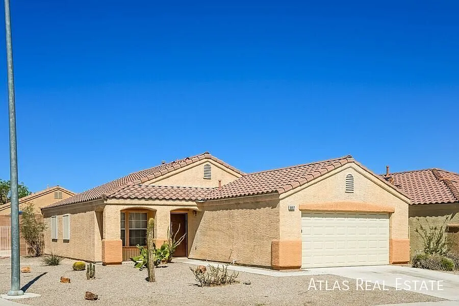 3 bed, 2.0 bath, 1389 sqft, $2,060 — Photo 1