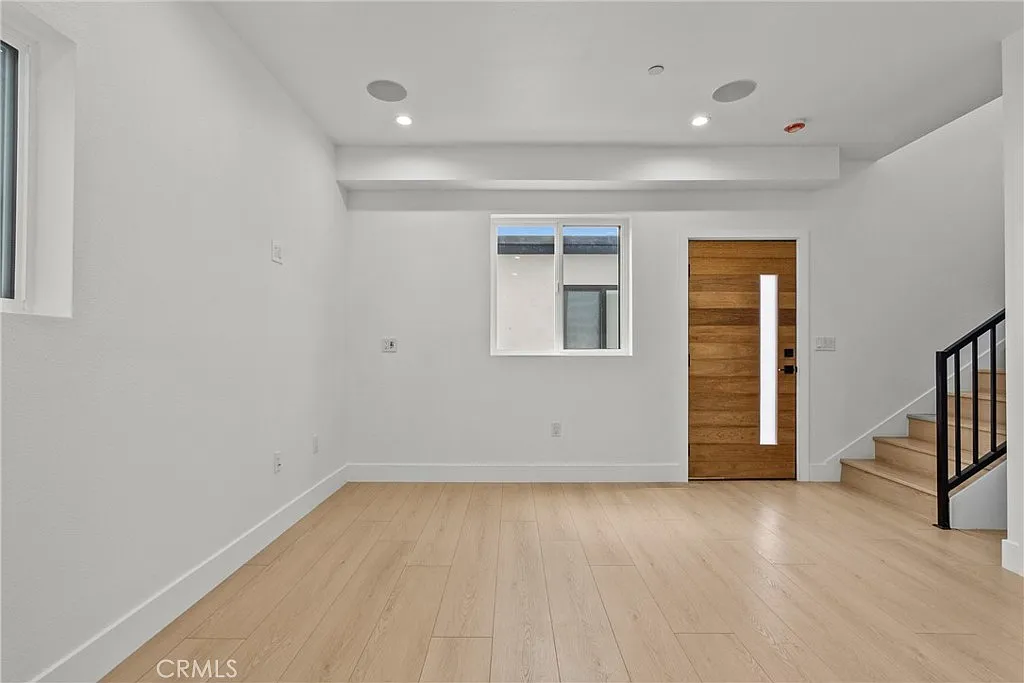 3 bed, 1000 sqft, $3,695 — Photo 2