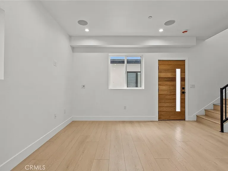 326 Leslie Way — Photo 2