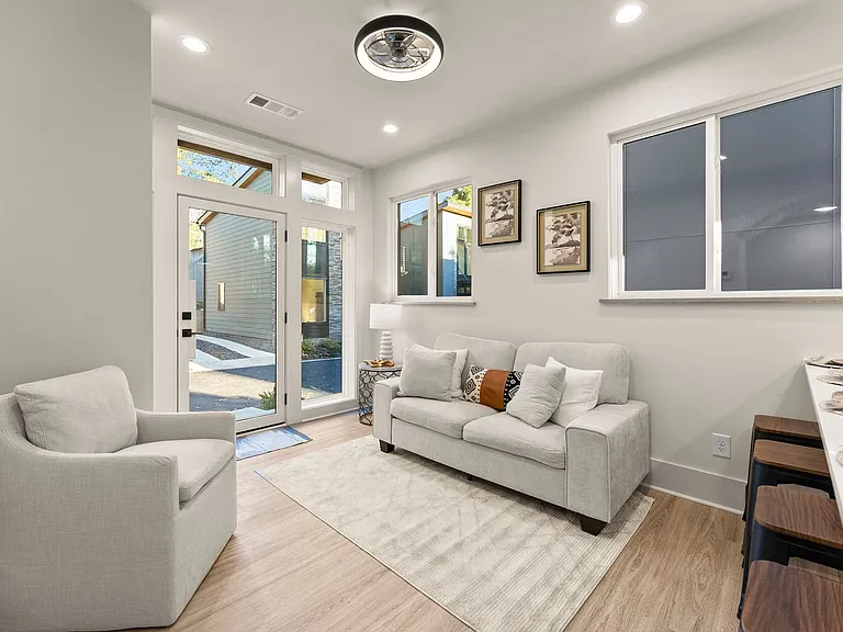 521 Washington St — Photo 4