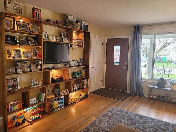 Bookcase w/built-in lighting