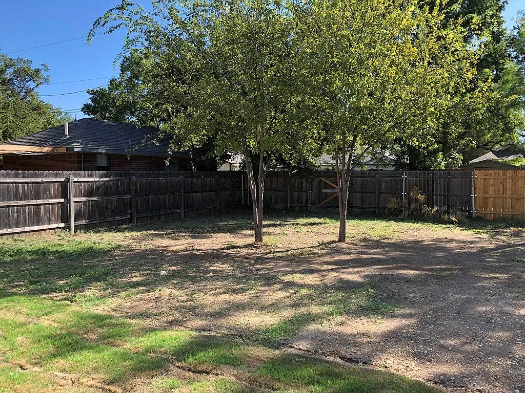 4 bed, 1412 sqft, $1,900 — Photo 3