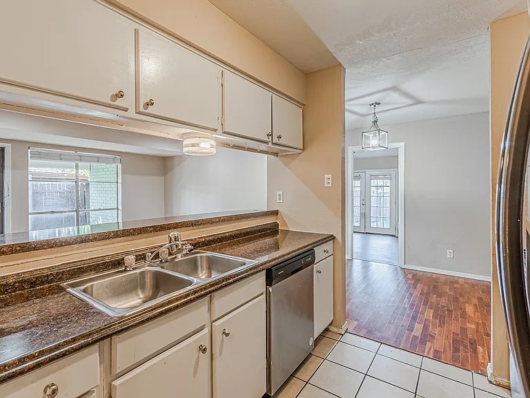 709 Royal Crest Dr — Photo 9
